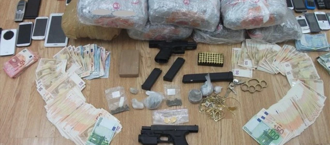 Ομόνοια: Αποθήκη ναρκωτικών έκρυβαν σε περίπτερο